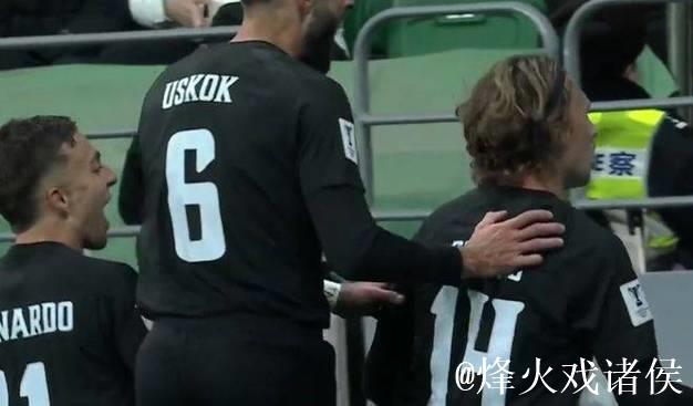 北京国安又丢球！张健智出击失误，波波维奇破门后挑衅球迷染黄